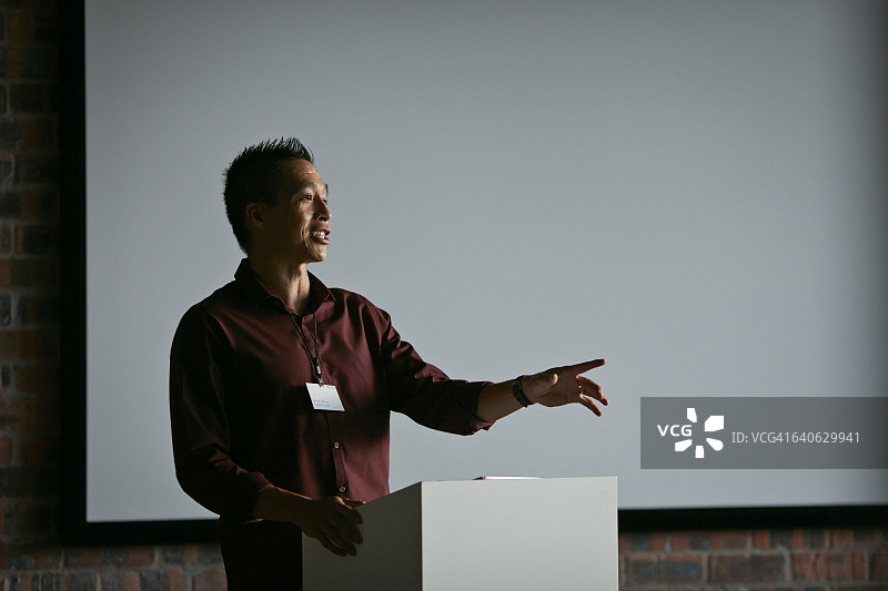 在礼堂演讲的商人图片素材