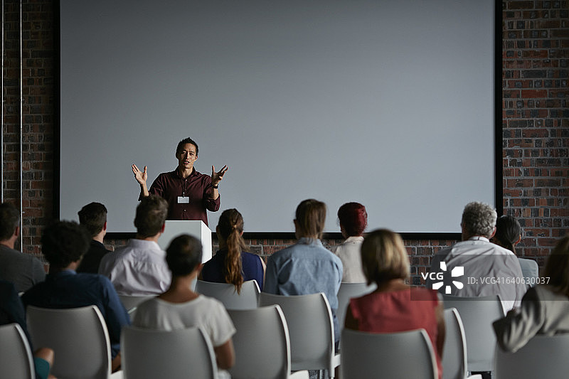 商人在大型会议上做演示图片素材
