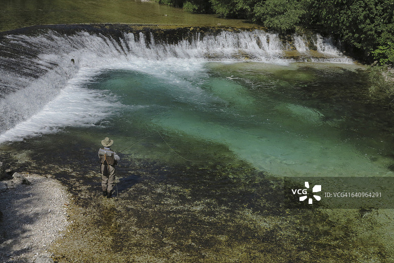 在河边钓鱼的男子背影图片素材