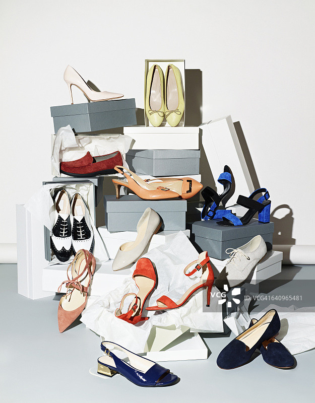 白色背景下的各种鞋子和鞋盒图片素材
