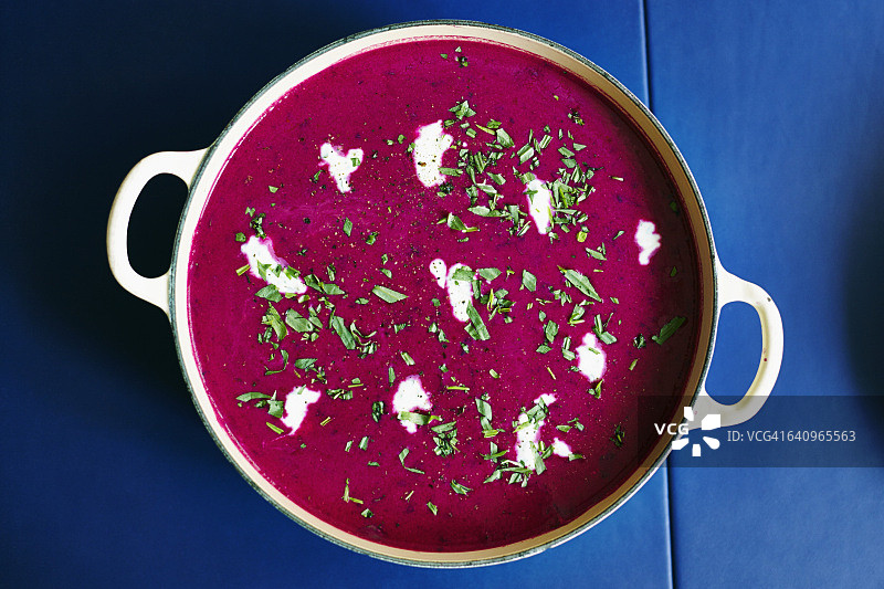 蓝桌烹饪锅中甜菜根汤俯视图图片素材