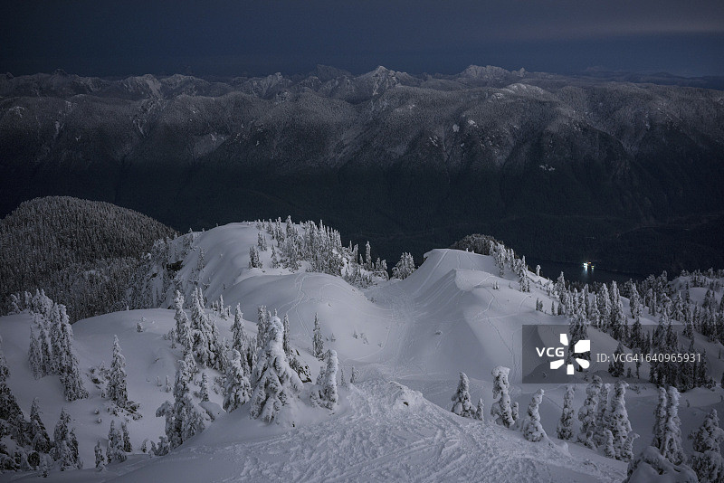 加拿大不列颠哥伦比亚省，黄昏时分雪山西摩山的田园风光图片素材