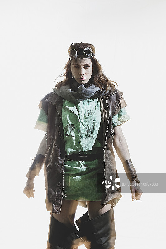 戴护目镜和夹克的愤怒女子肖像图片素材