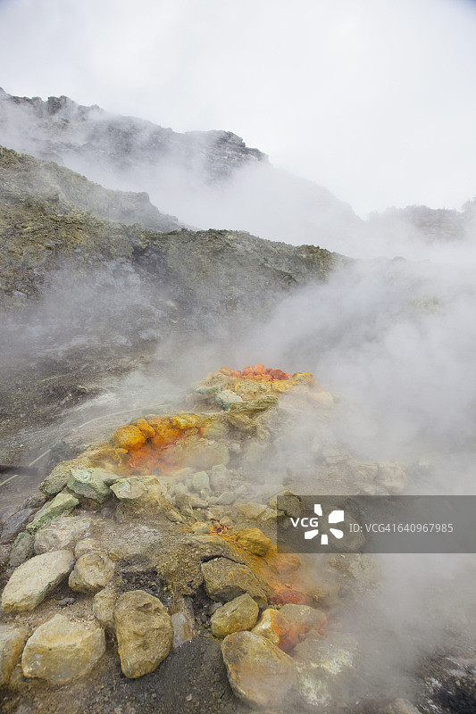从索尔法塔拉火山喷出的烟雾图片素材