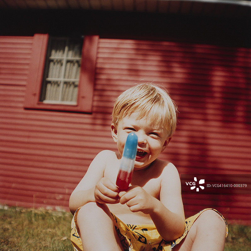 拿着冰棒的男孩图片素材