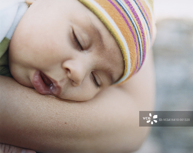在人们怀里睡觉的婴儿图片素材