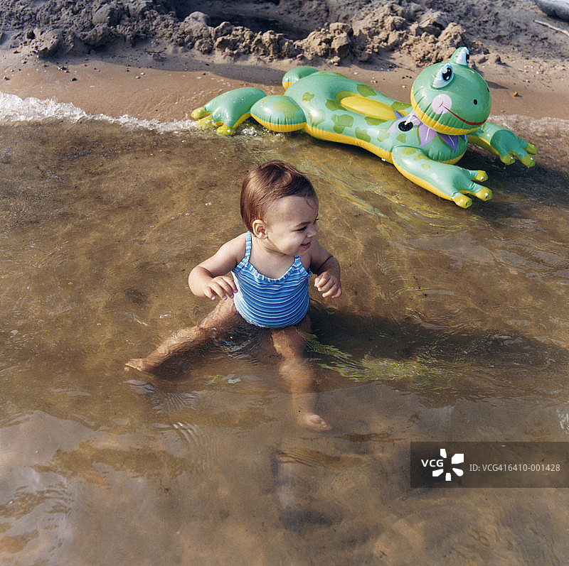 坐在水中的婴儿图片素材
