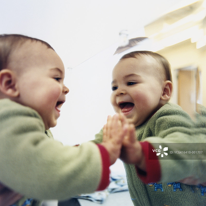 宝宝触摸镜子图片素材