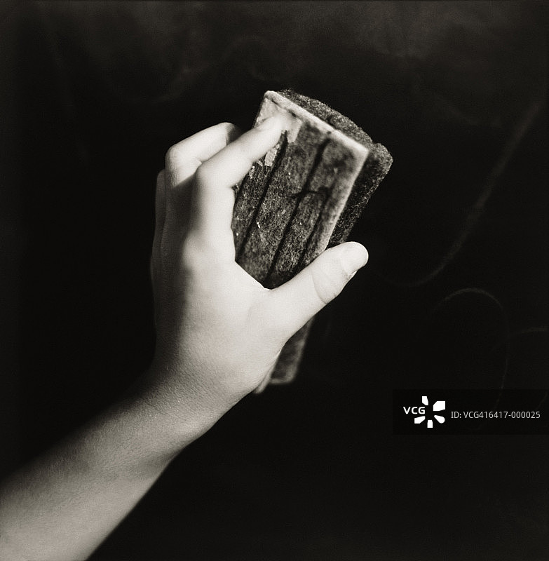 手持黑板擦图片素材