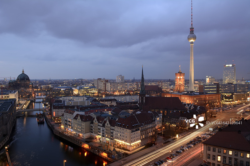 德国柏林米特区亚历山大广场、尼古拉区和斯皮特尔市场、柏林电视塔和莱比锡大街夜景图片素材