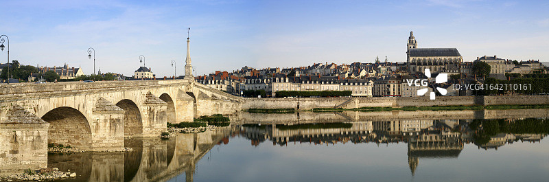 法国布卢瓦市景：雅克·加布里埃尔桥和圣路易大教堂图片素材
