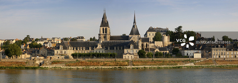 法国布卢瓦市景与圣路易大教堂图片素材