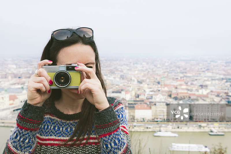 在匈牙利布达佩斯盖勒特山上拍照的女人图片素材