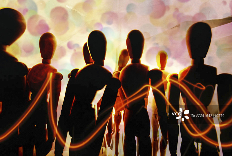 媒体用彩色灯光影响人群图片素材