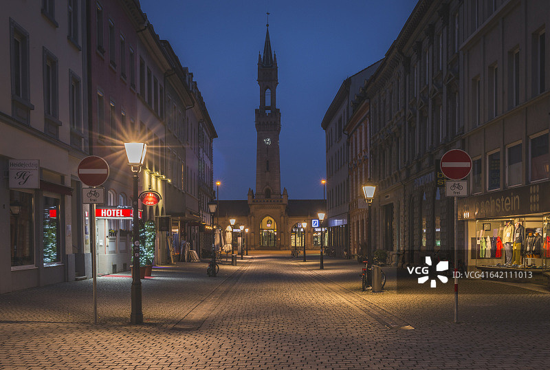 德国康斯坦茨：清晨的Bahnhofstrasse火车站塔楼景观图片素材