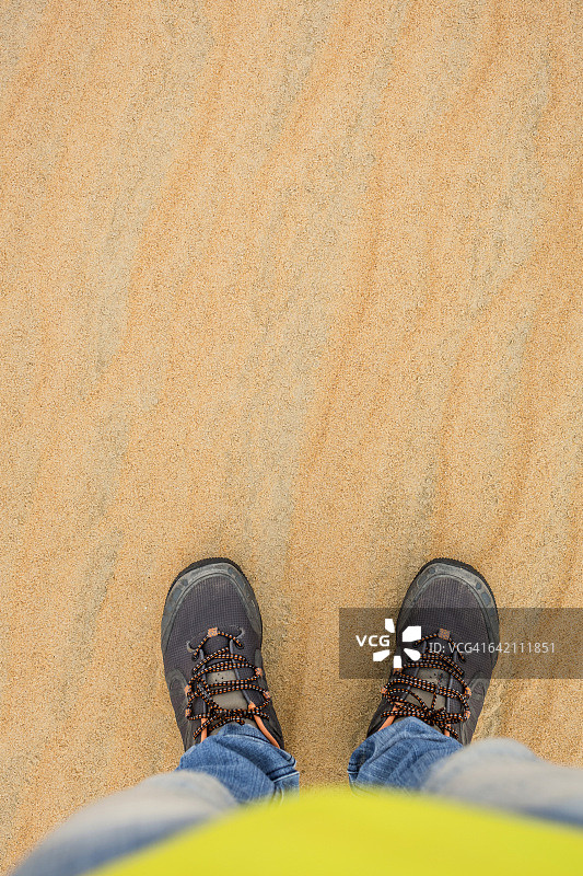 阿联酋鲁卜哈利沙漠中的男子图片素材
