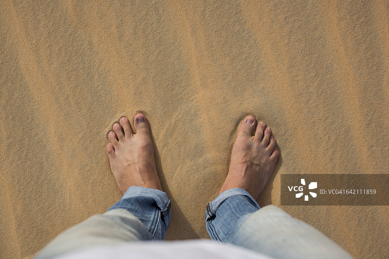 阿联酋鲁卜哈利沙漠中男人的脚图片素材