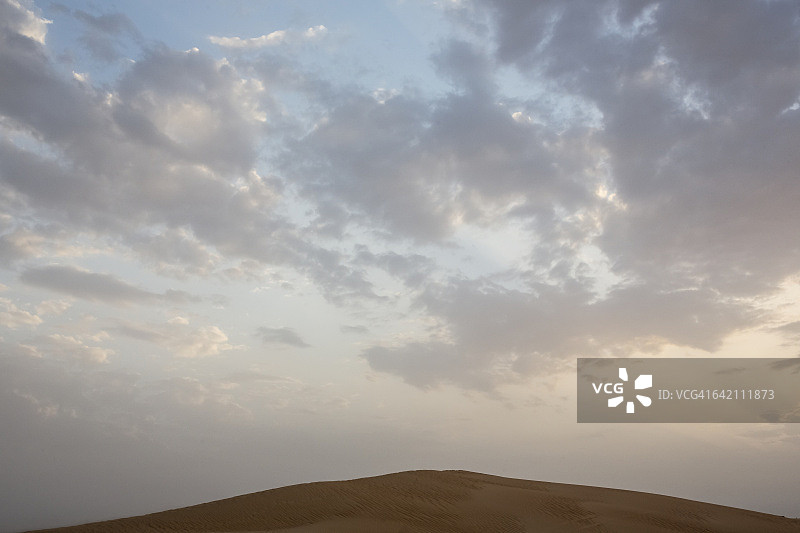 阿联酋鲁卜哈利沙漠上空的景象图片素材
