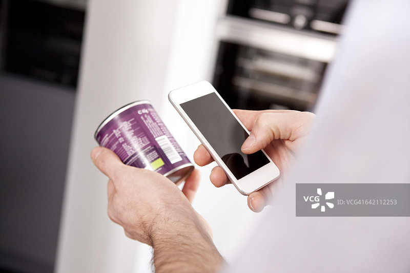 男人使用智能手机获取产品信息图片素材
