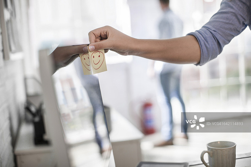 有人在电脑屏幕上贴便签图片素材