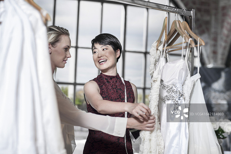 婚纱设计师和准新娘图片素材