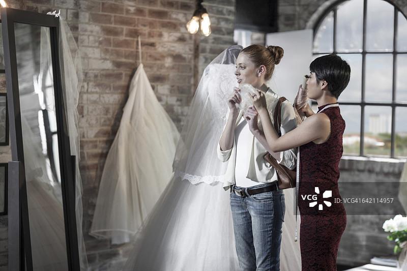 婚纱设计师和准新娘图片素材