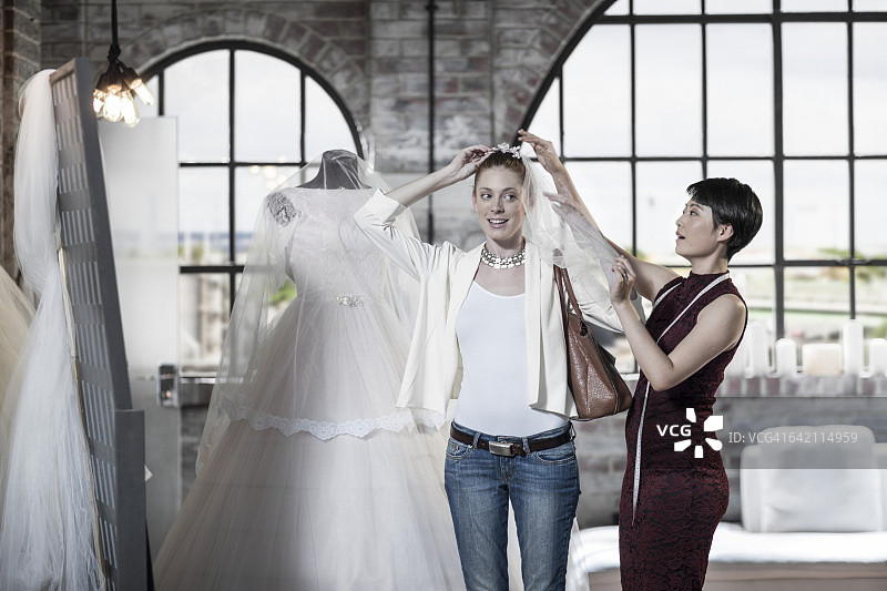 婚纱设计师与准新娘图片素材