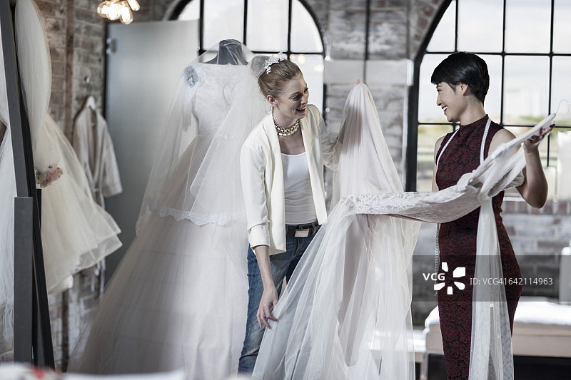 婚纱设计师和准新娘图片素材