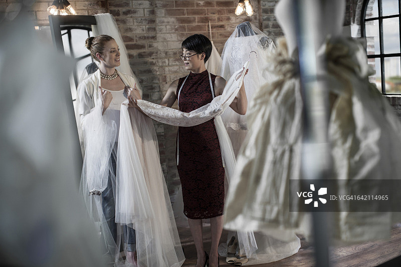 婚纱设计师和准新娘图片素材