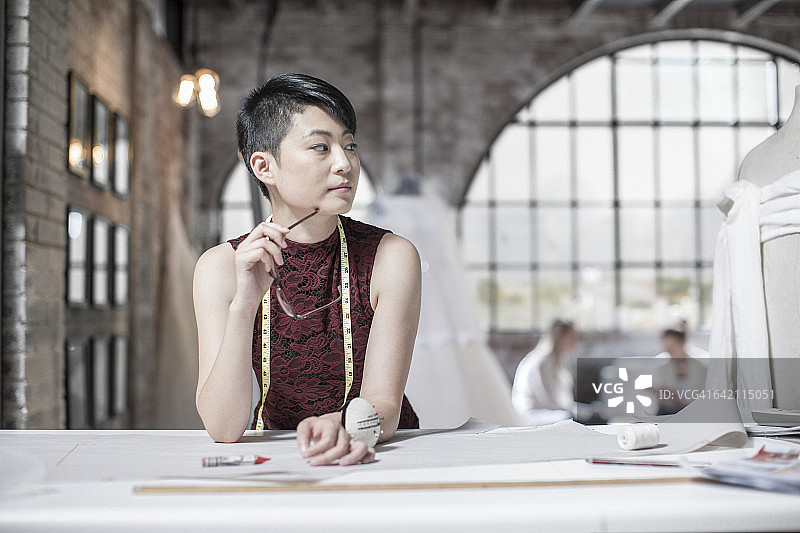 婚纱设计师工作场景图片素材