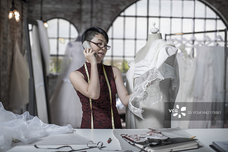 婚纱设计师在打电话图片素材