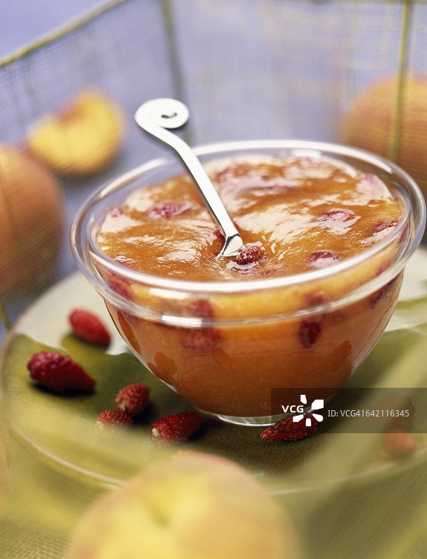 桃子和野生草莓果酱图片素材