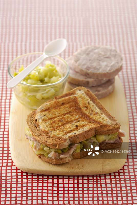 搭配韭葱火锅的吉姆香肠烤三明治图片素材