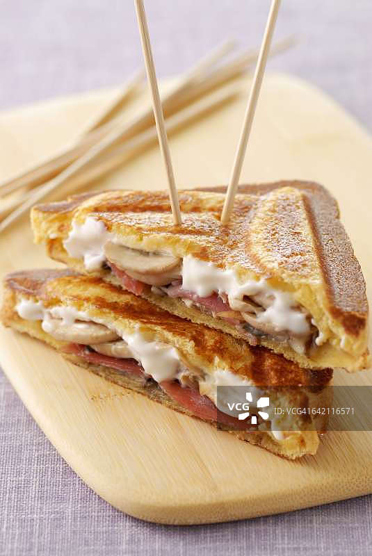 帕尔马火腿、蘑菇和马斯卡彭烤面包三明治图片素材