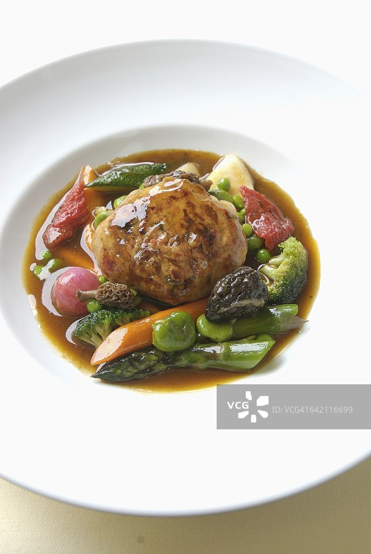 肉馅卷心菜配肉汁和时令蔬菜图片素材