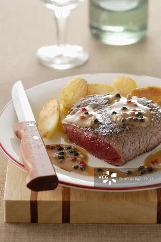 配胡椒酱的厚牛排图片素材