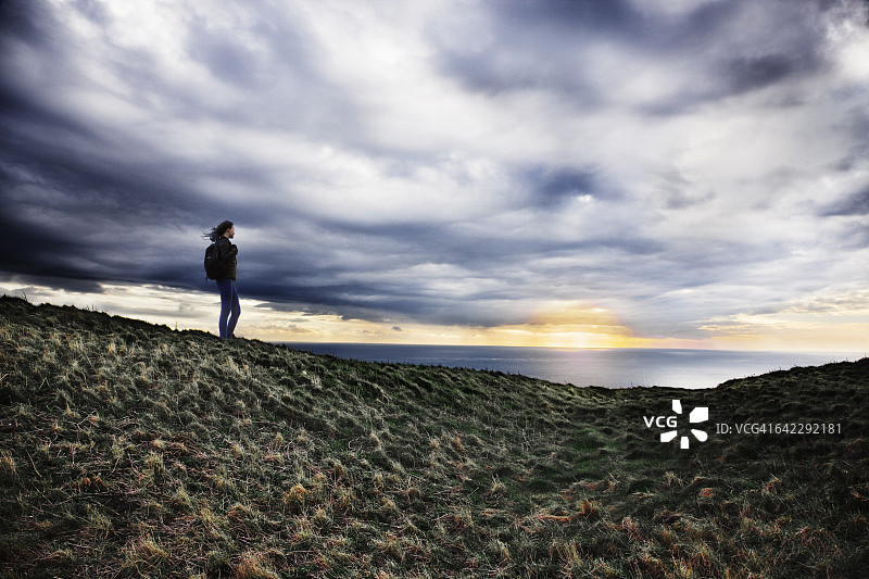 年轻女人徒步旅行，眺望地平线图片素材