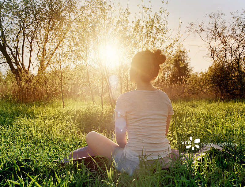 年轻女人欣赏日落图片素材