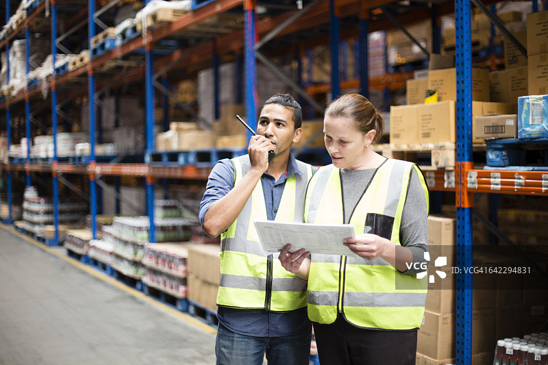 食品配送仓库内的工人们图片素材