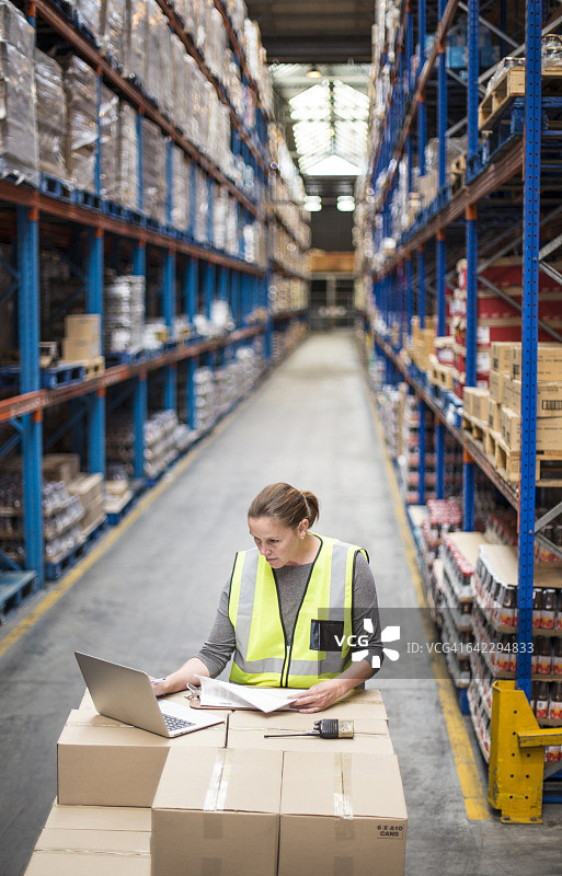 食品配送仓库内的工人图片素材