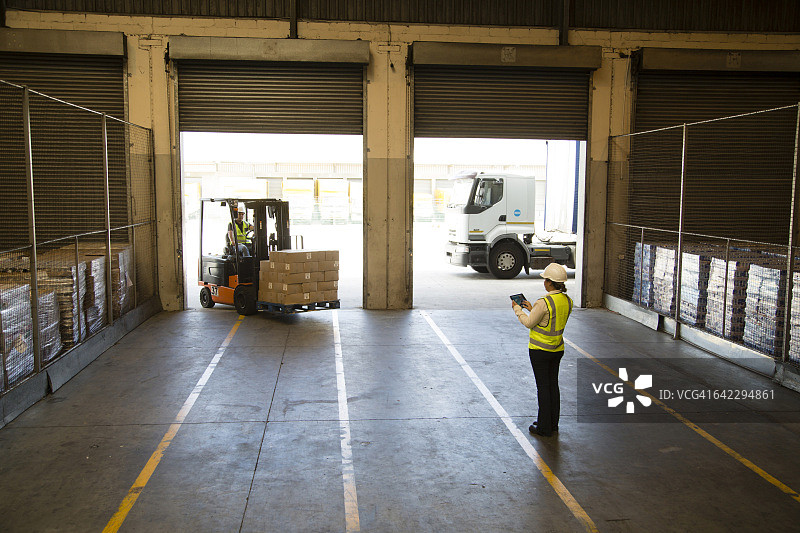 食品配送仓库内的工人们图片素材
