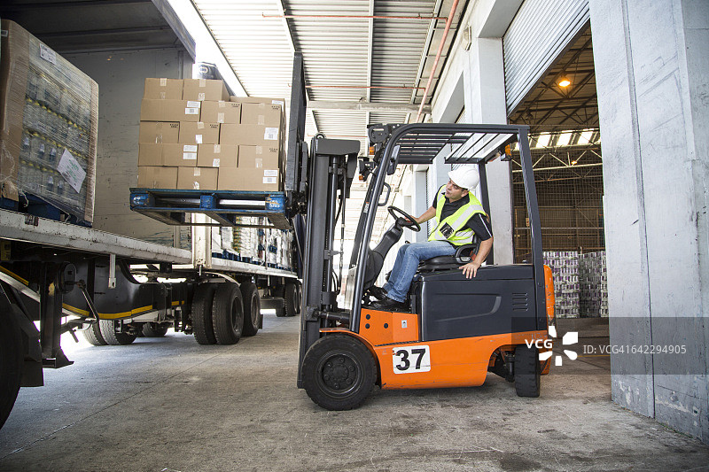 食品配送仓库内的工人们图片素材