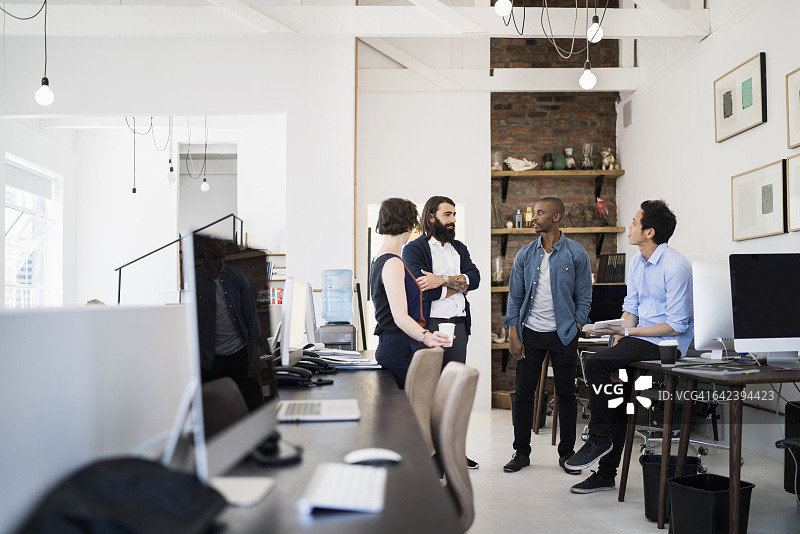 专业人士在咖啡休息时间交谈图片素材