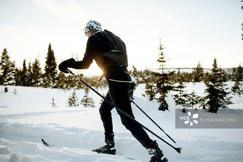 在偏远地区进行越野滑雪的健壮女子图片素材