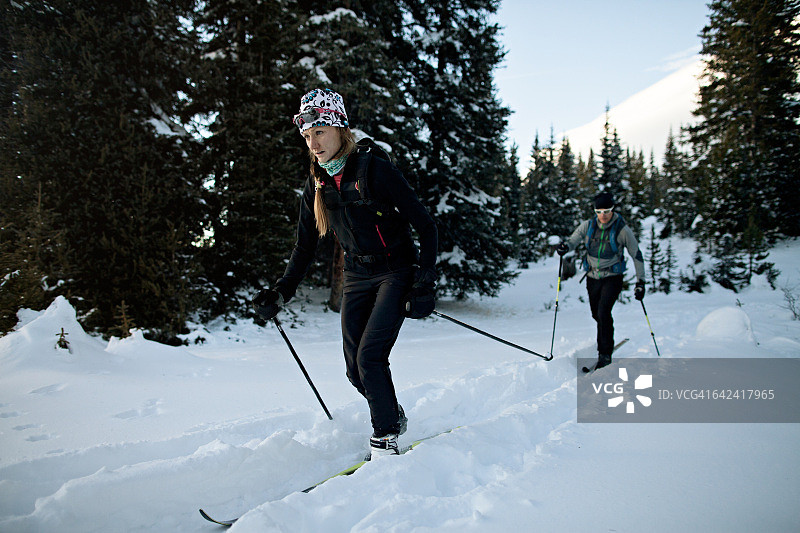 男人和女人在偏远地区进行北欧式滑雪图片素材
