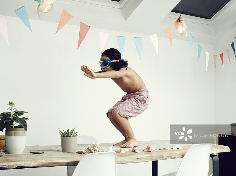 穿着泳裤和护目镜的男孩肖像图片素材