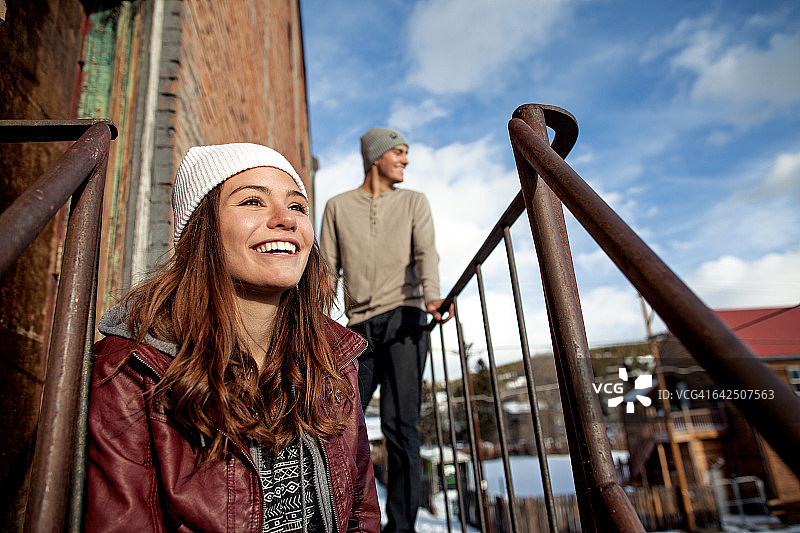 年轻男人和女人在日落时微笑图片素材