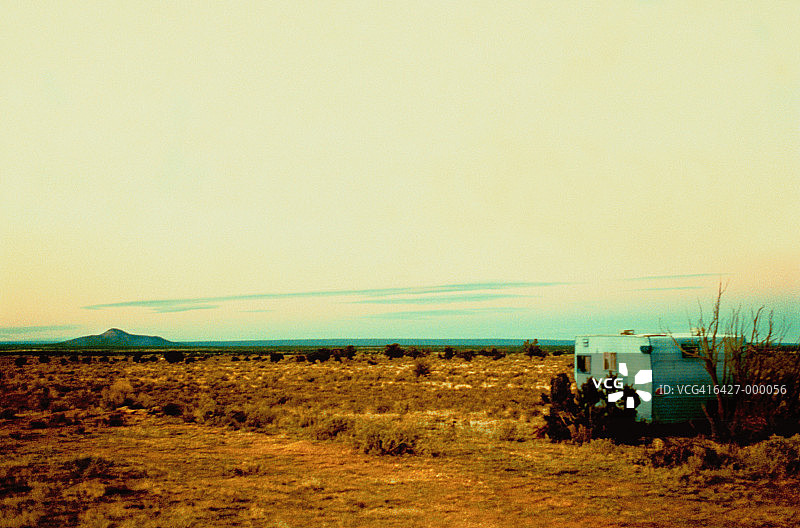 沙漠中的拖车房图片素材
