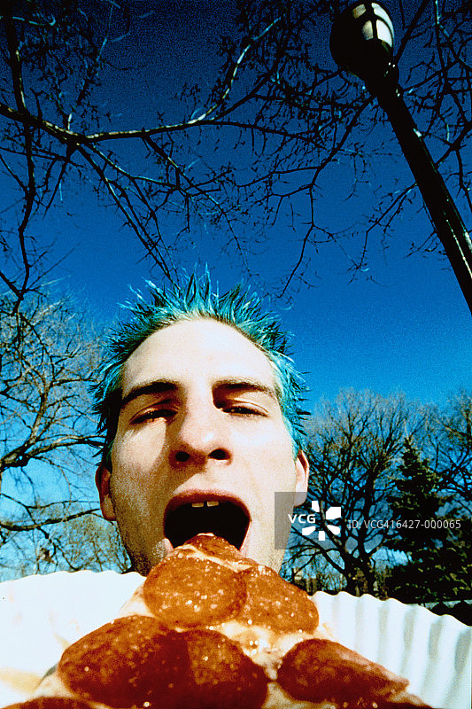 男人张开嘴吃披萨图片素材