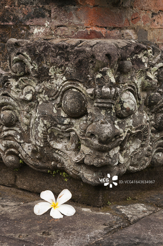 塔曼阿云寺的守护神雕像图片素材